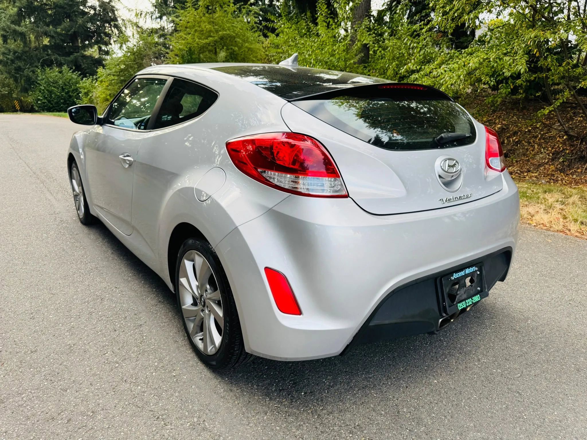 Used 2016 Hyundai Veloster image 3