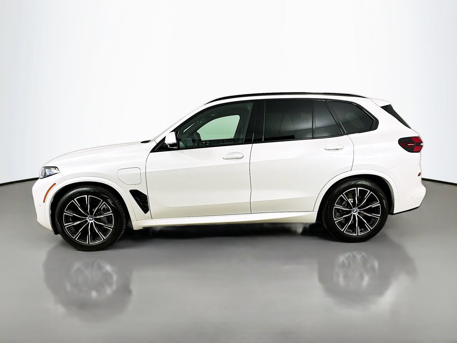 New 2026 BMW X5 xDrive50e w/ M Sport Package AWD/4WD image 8