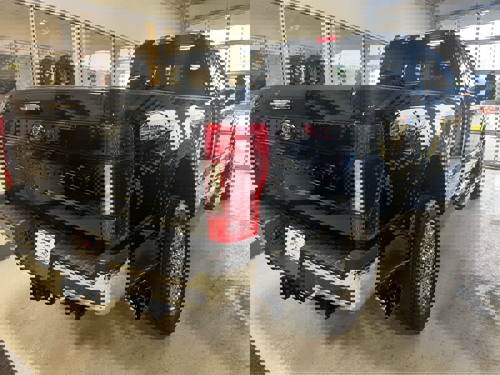 Used 2022 Ford F350 Lariat w/ Chrome Package image 7