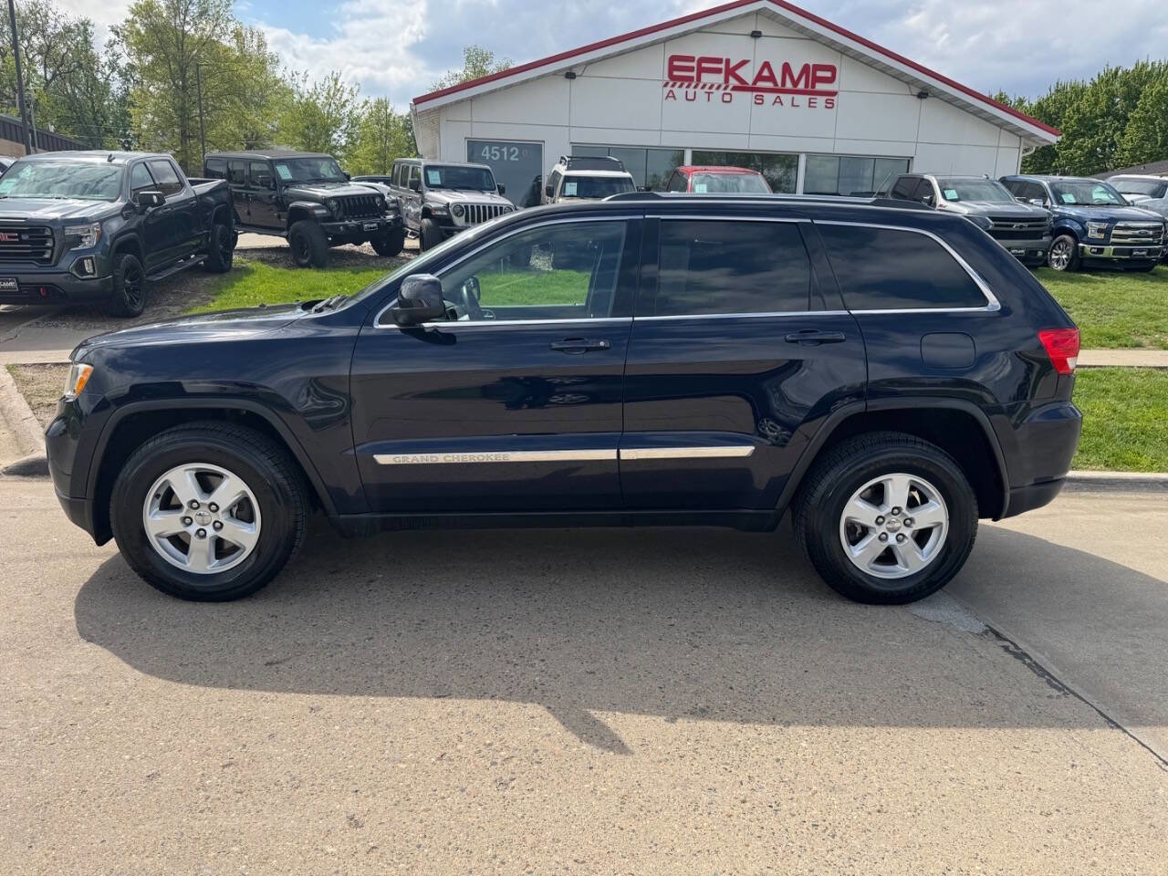 Used 2013 Jeep Grand Cherokee Laredo w/ Laredo E Group AWD/4WD image 2