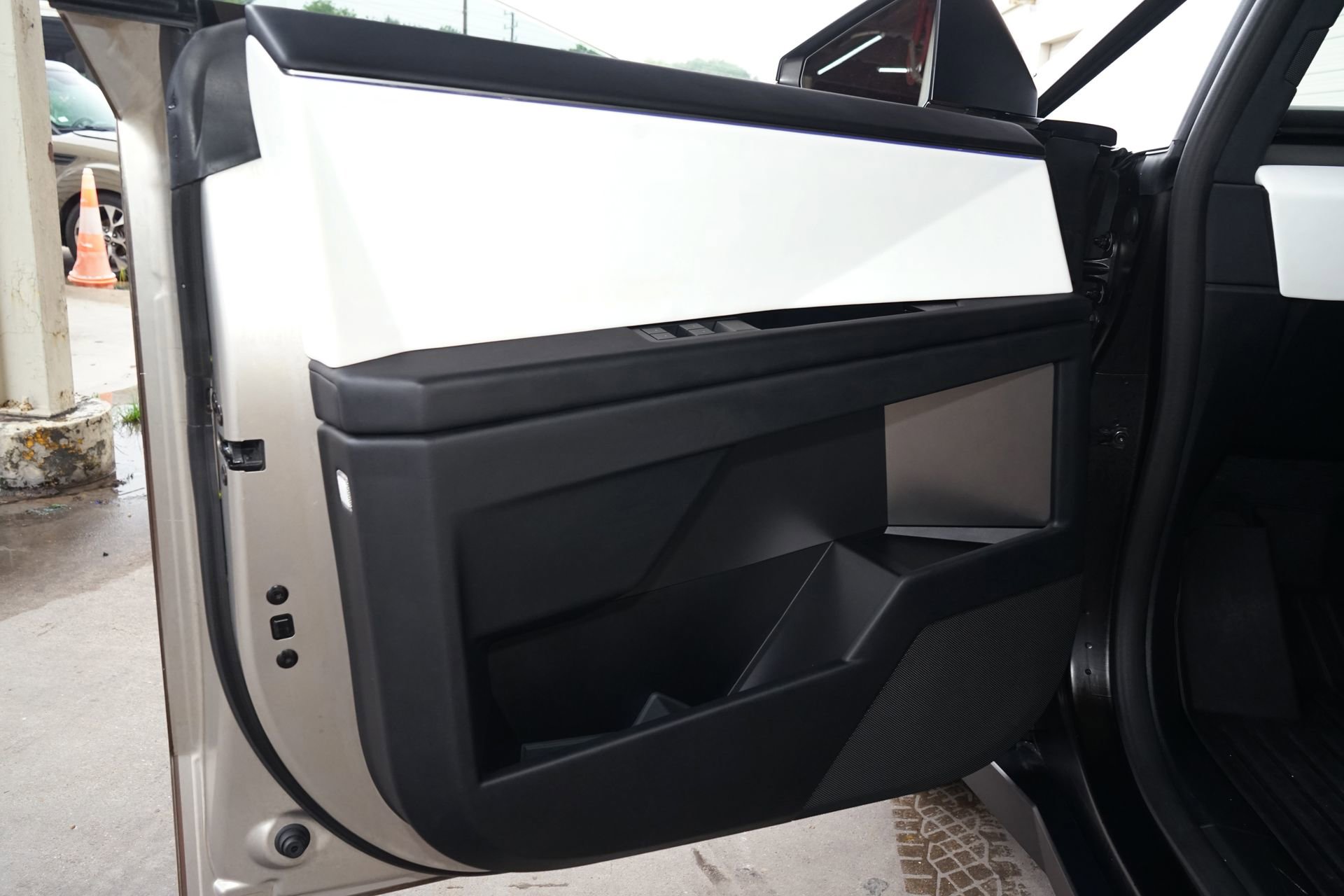 Used 2024 Tesla Cybertruck AWD Crew Cab image 24