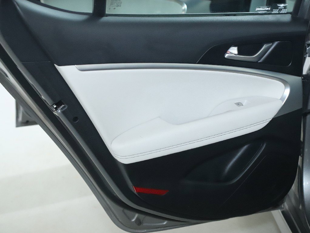 Used 2024 Genesis G70 2.5T image 13