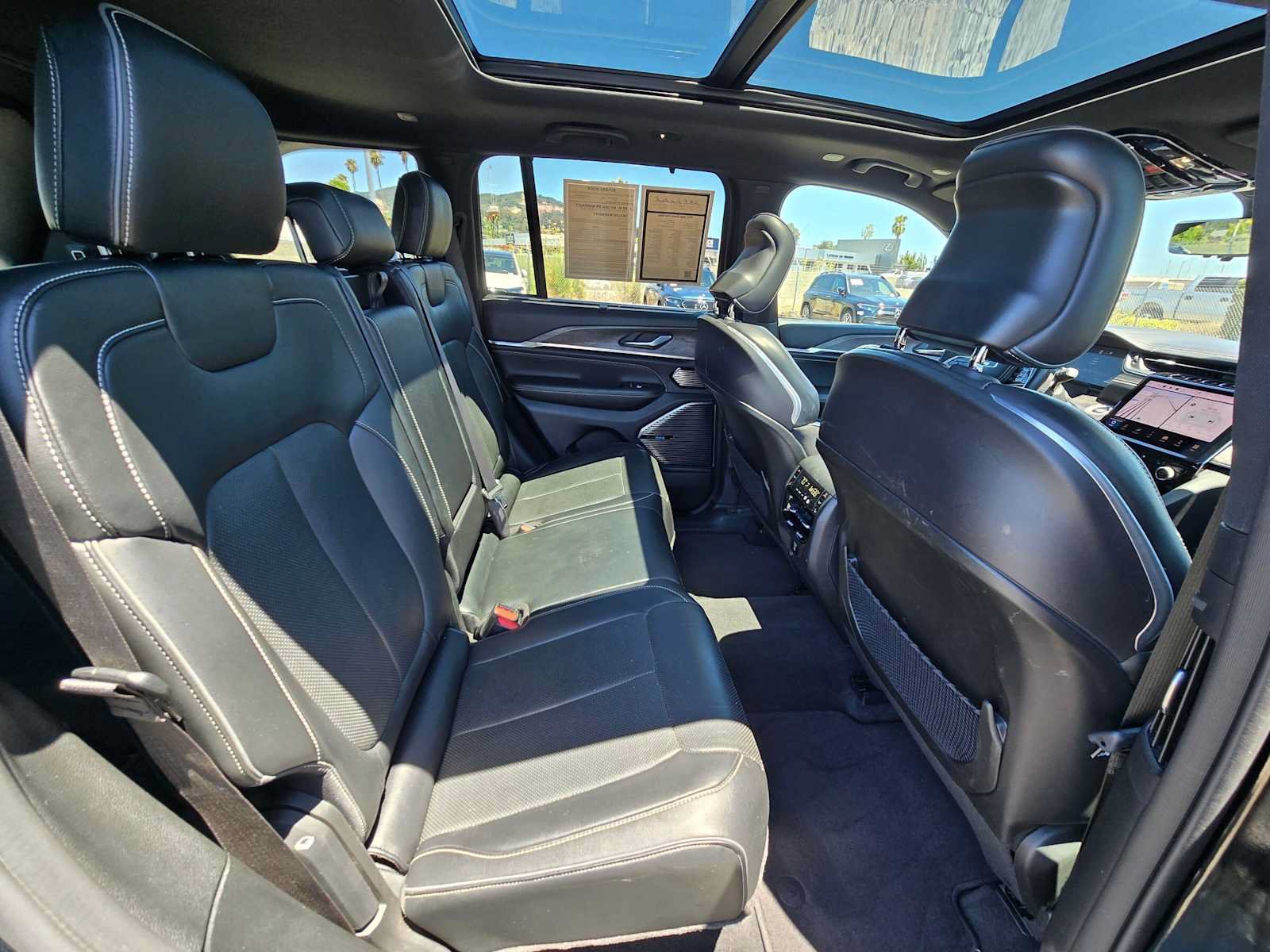 Used 2022 Jeep Grand Cherokee Overland w/ Luxury Tech Group IV AWD/4WD image 12