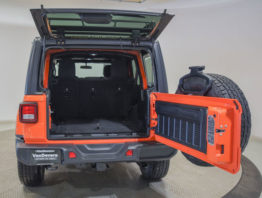 Used 2018 Jeep Wrangler Unlimited Sahara AWD/4WD image 10