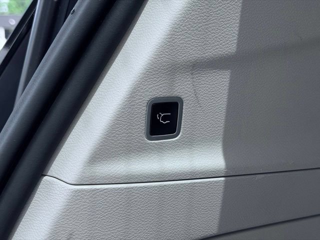 Certified 2023 Chrysler Voyager LX FWD image 13
