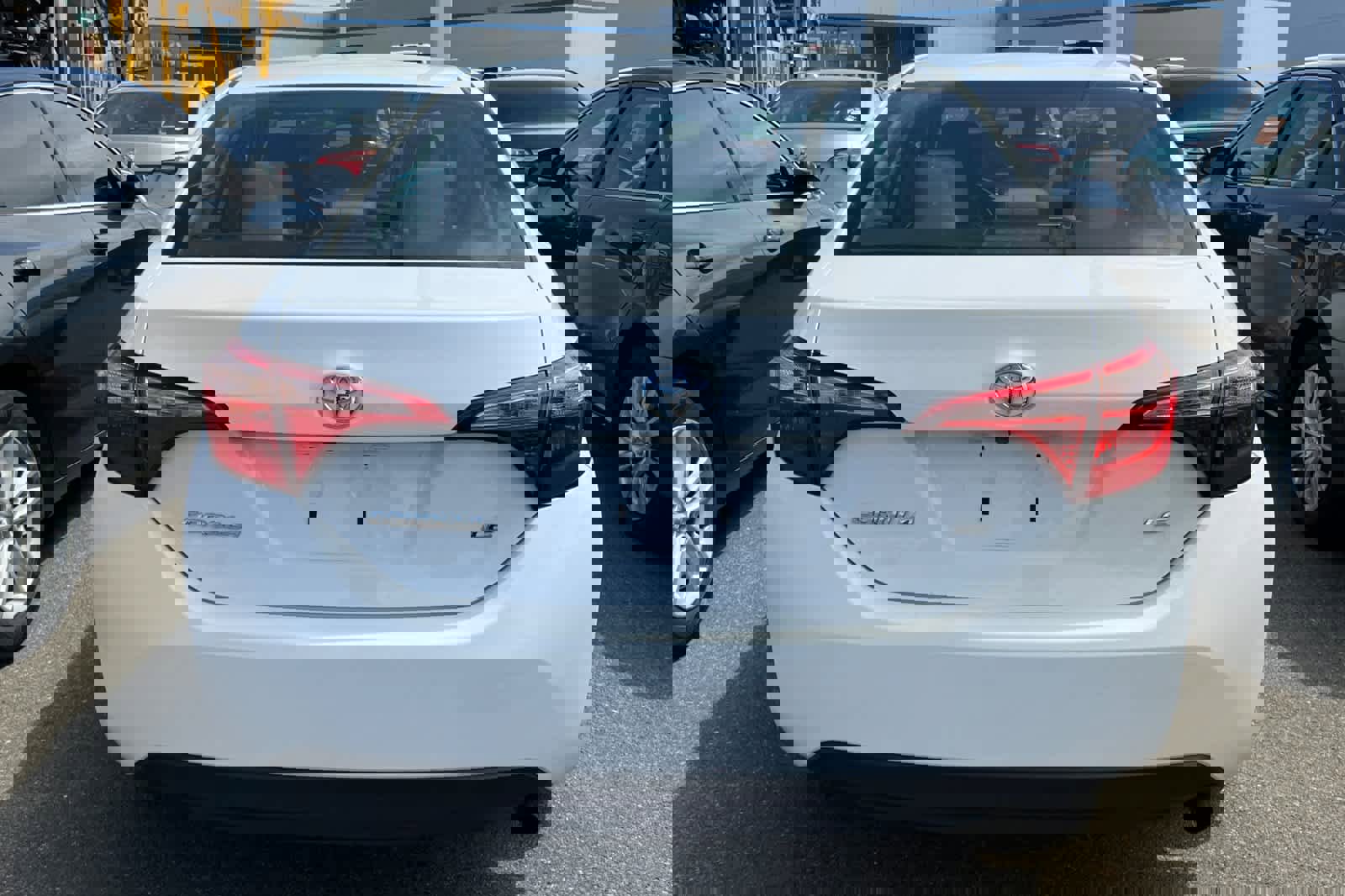 Used 2018 Toyota Corolla LE w/ Carpet Mat Package (TMS) FWD image 5