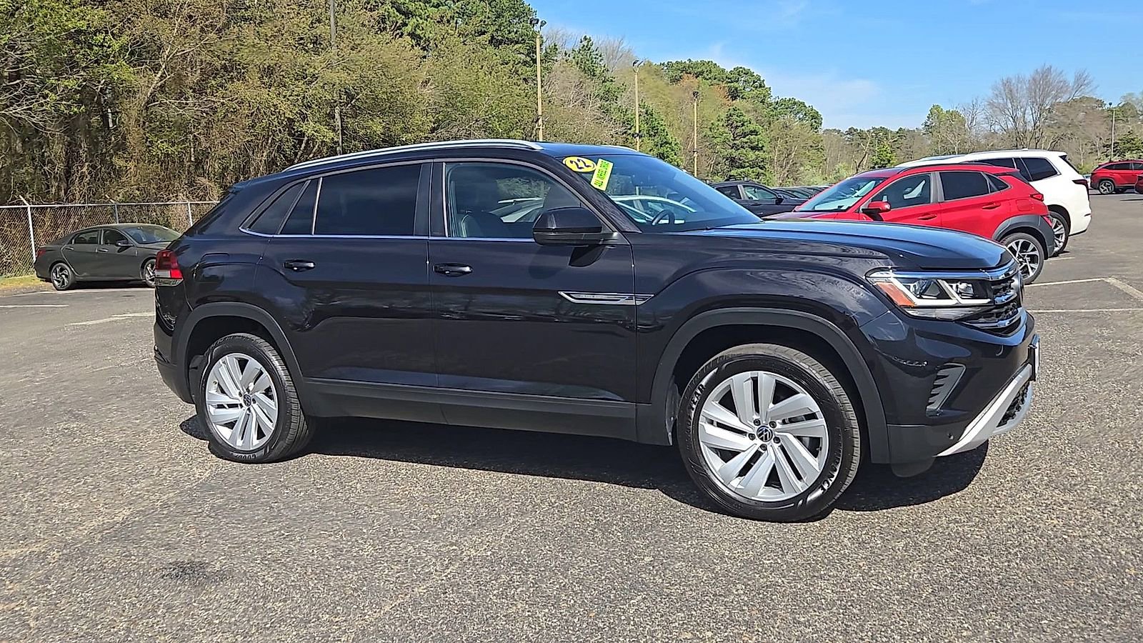 Used 2022 Volkswagen Atlas Cross Sport SE image 2