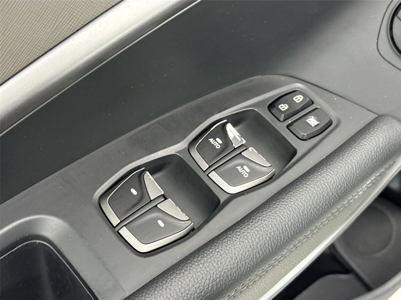 Used 2017 Hyundai Santa Fe SE image 32