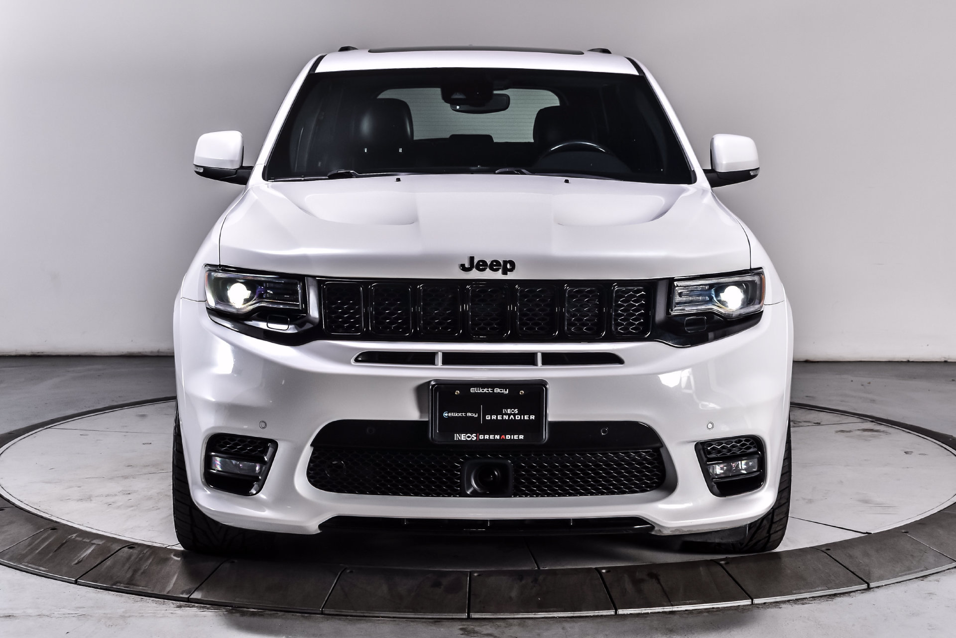 Used 2019 Jeep Grand Cherokee SRT w/ Trailer Tow Group IV AWD/4WD image 2