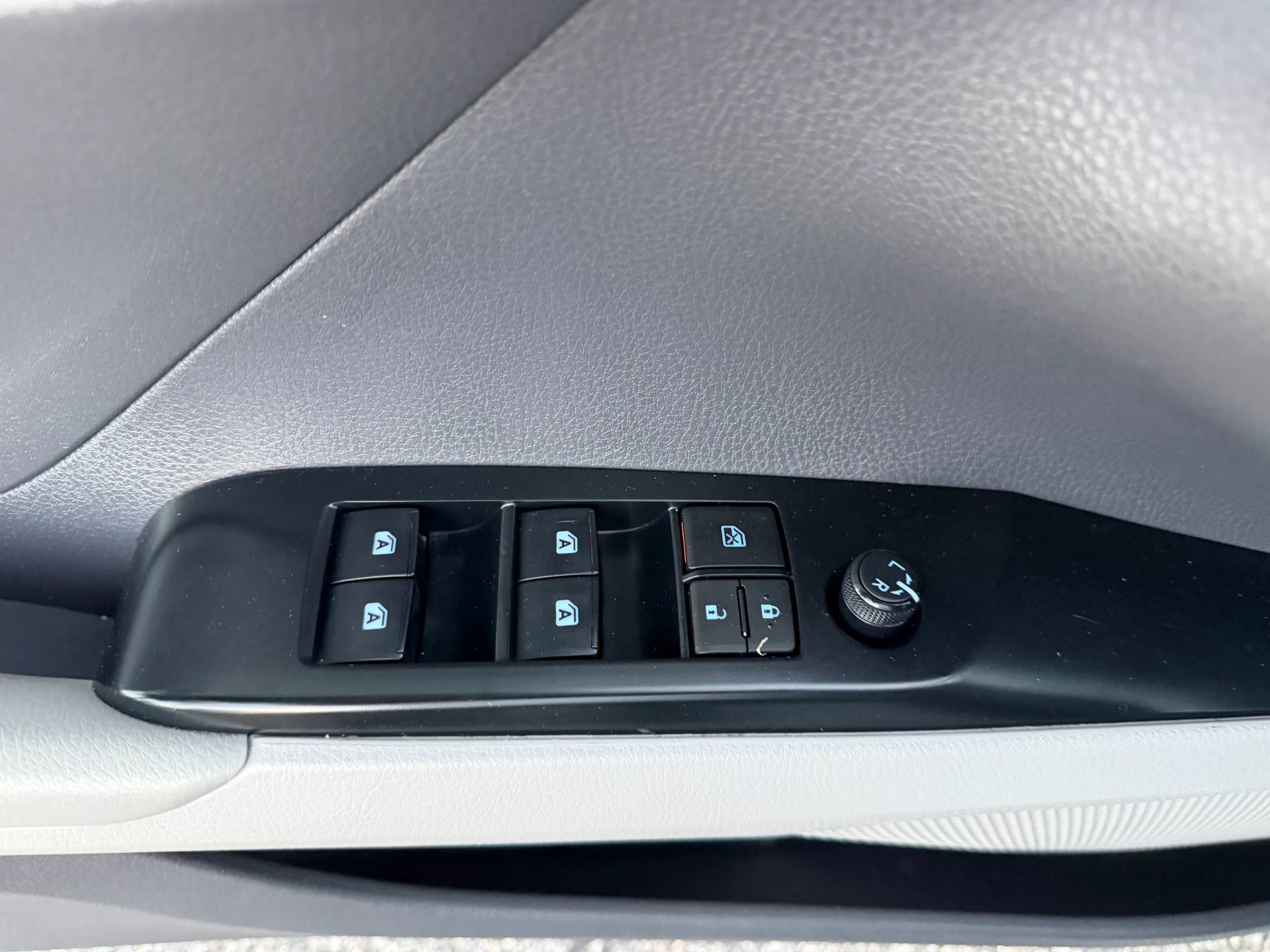 Used 2019 Toyota Camry LE FWD image 13