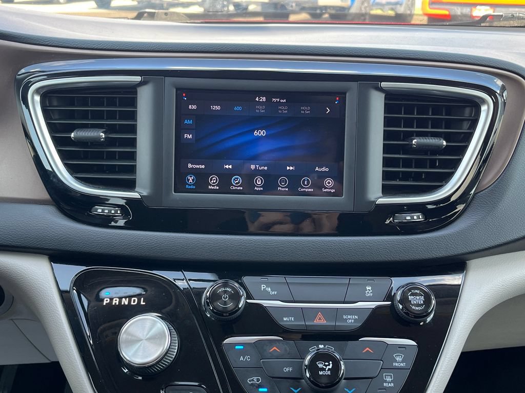 Used 2018 Chrysler Pacifica L FWD image 20