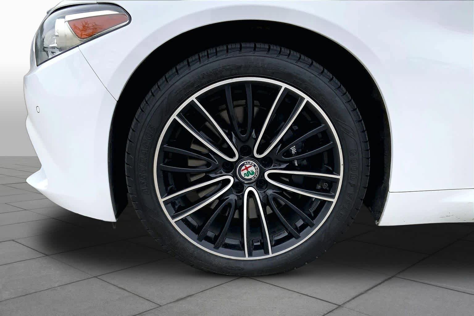 Used 2018 Alfa Romeo Giulia Ti w/ Quick Order Package 22X Lusso AWD/4WD image 10