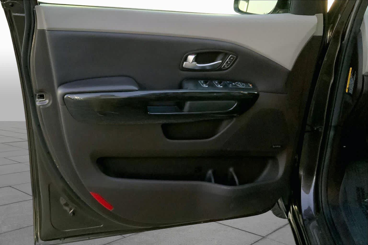 Used 2015 Kia Sedona SX Limited FWD image 18