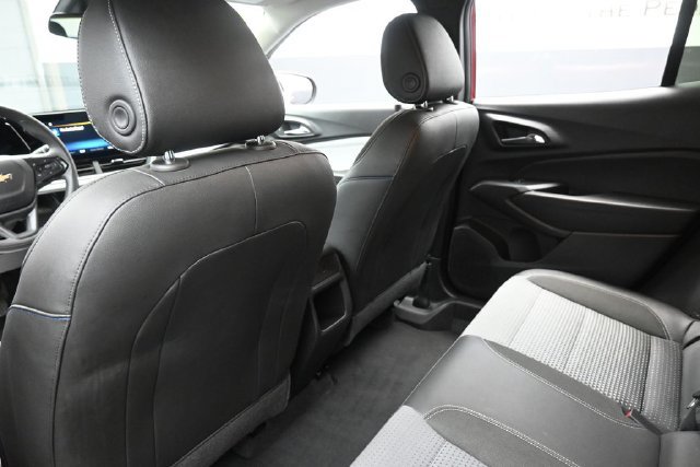 Used 2025 Chevrolet Trax LT FWD image 24