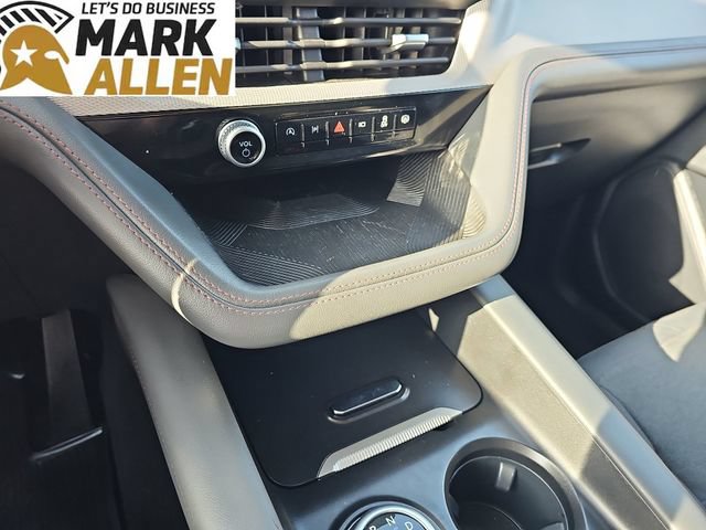 Used 2025 Ford Explorer Active AWD/4WD image 17