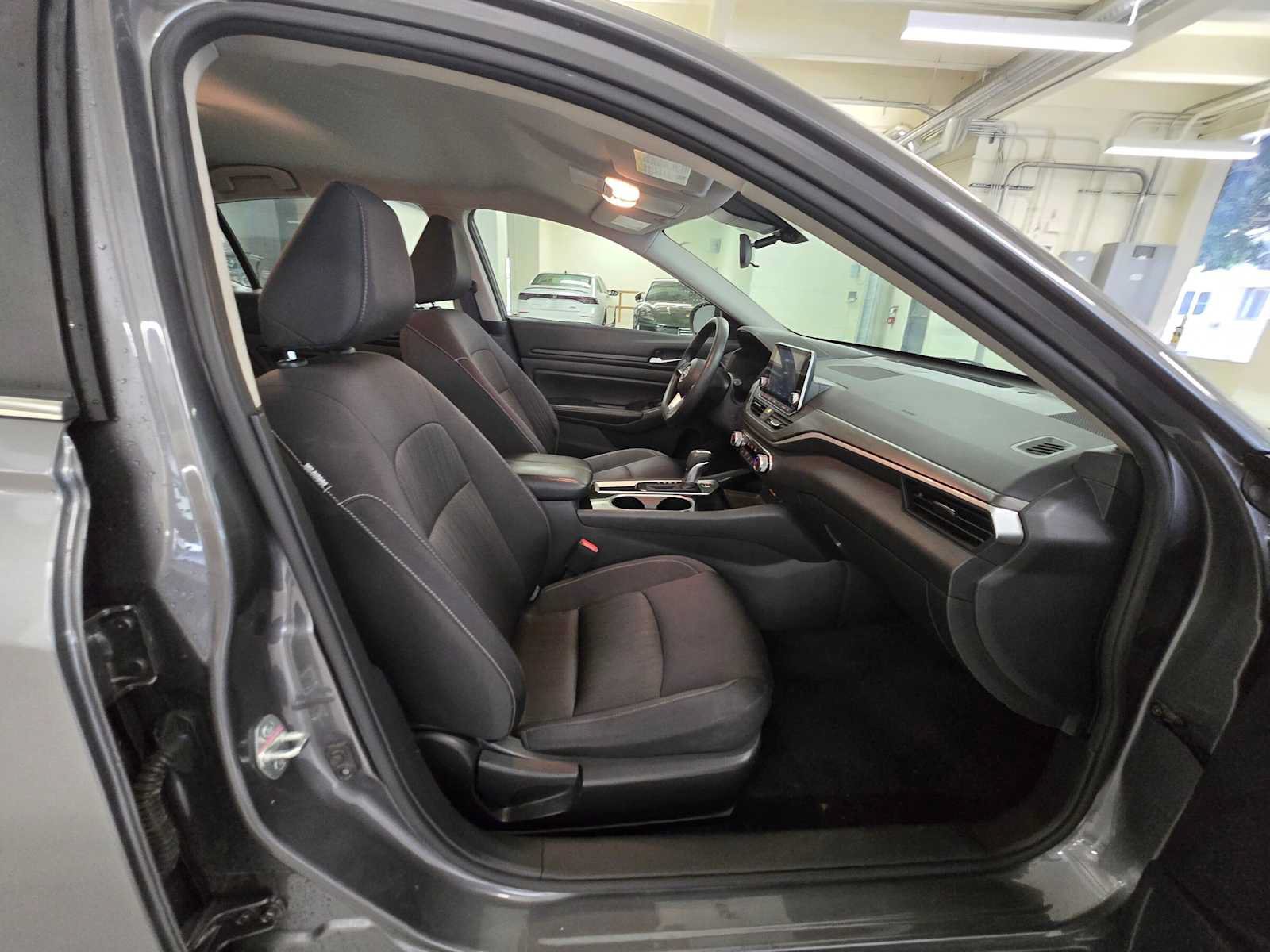 Used 2024 Nissan Altima 2.5 SV FWD image 10