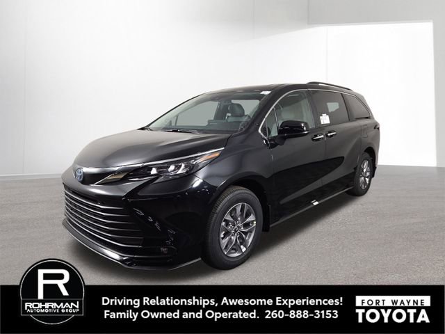 New 2025 Toyota Sienna XLE image 2
