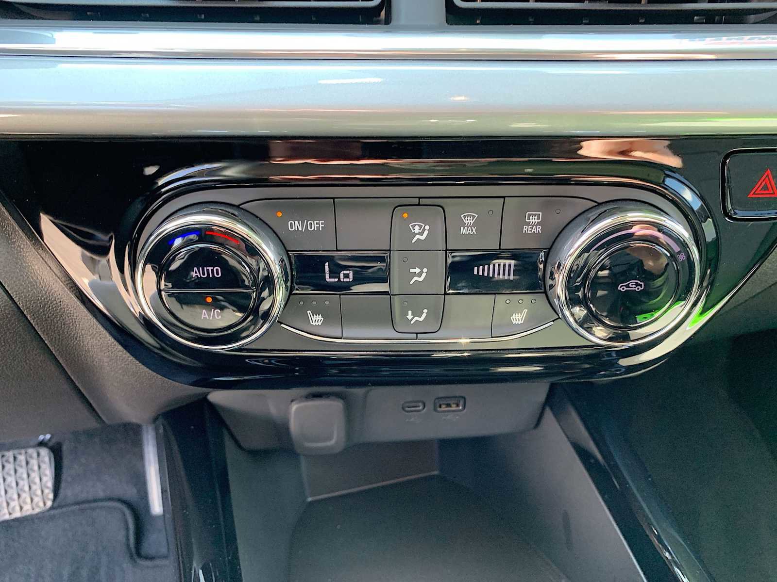 Certified 2024 Chevrolet Trax LT w/ LT Convenience Package image 17