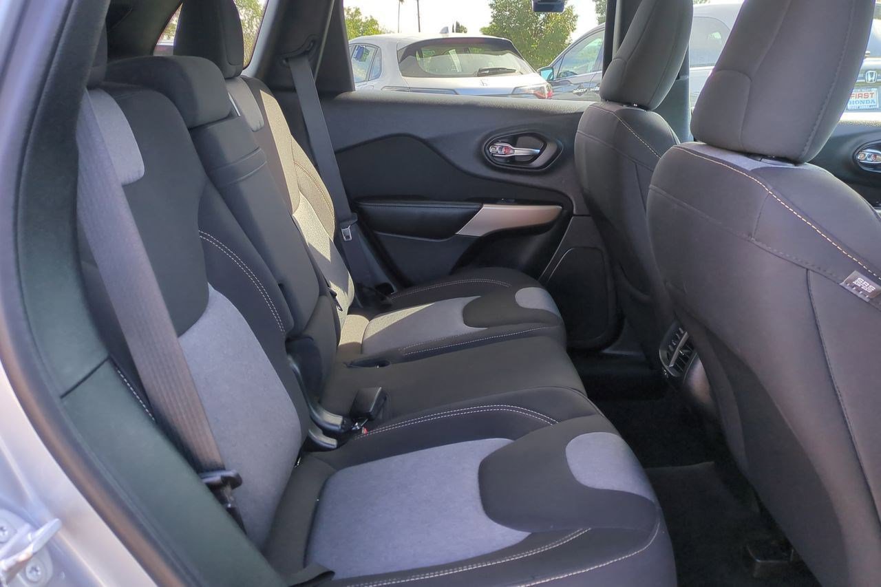 Used 2018 Jeep Cherokee Latitude w/ Altitude Package image 23