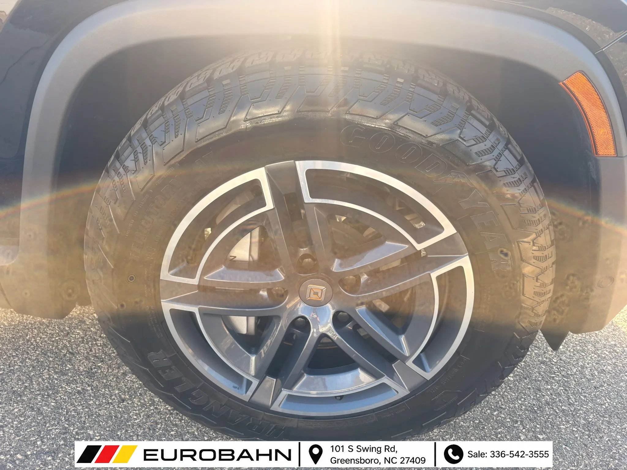 Used 2025 Rivian R1S Adventure Dual AWD/4WD image 31