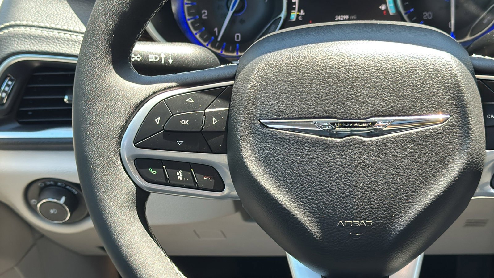 Certified 2024 Chrysler Pacifica Limited FWD image 26
