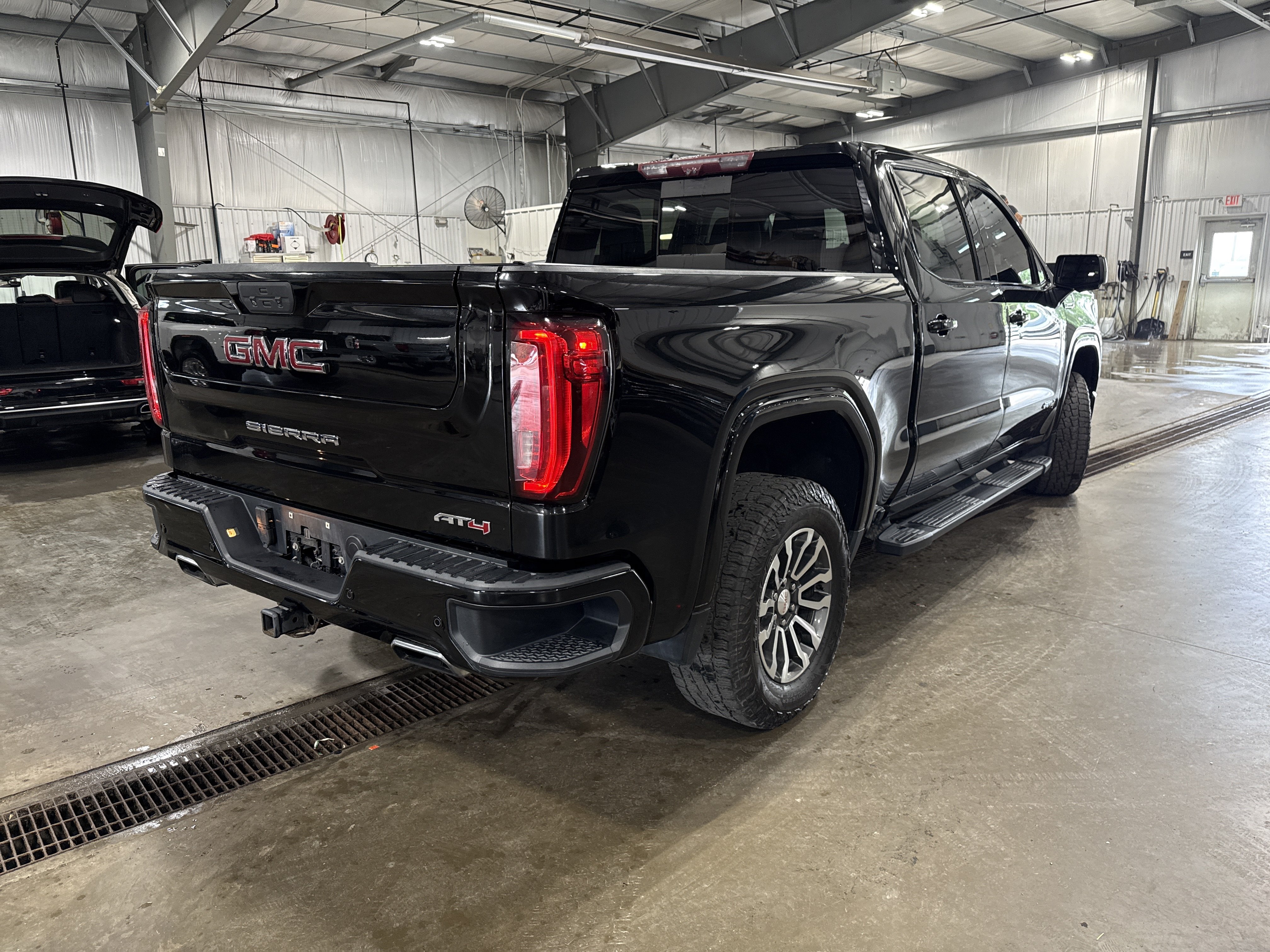 Used 2020 GMC Sierra 1500 AT4 w/ AT4 Premium Package AWD/4WD image 4