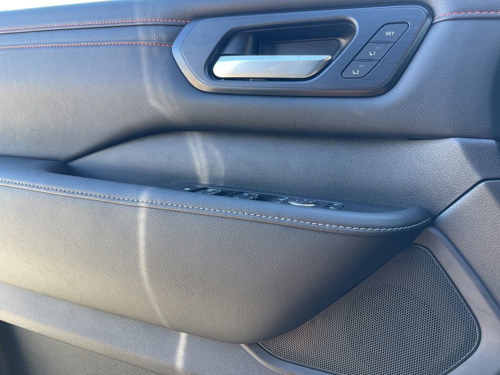 Used 2025 Nissan Armada PRO-4X image 12