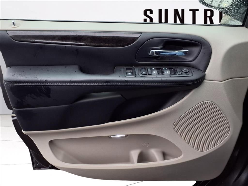 Used 2018 Dodge Grand Caravan SE w/ UConnect Hands-Free Group image 16