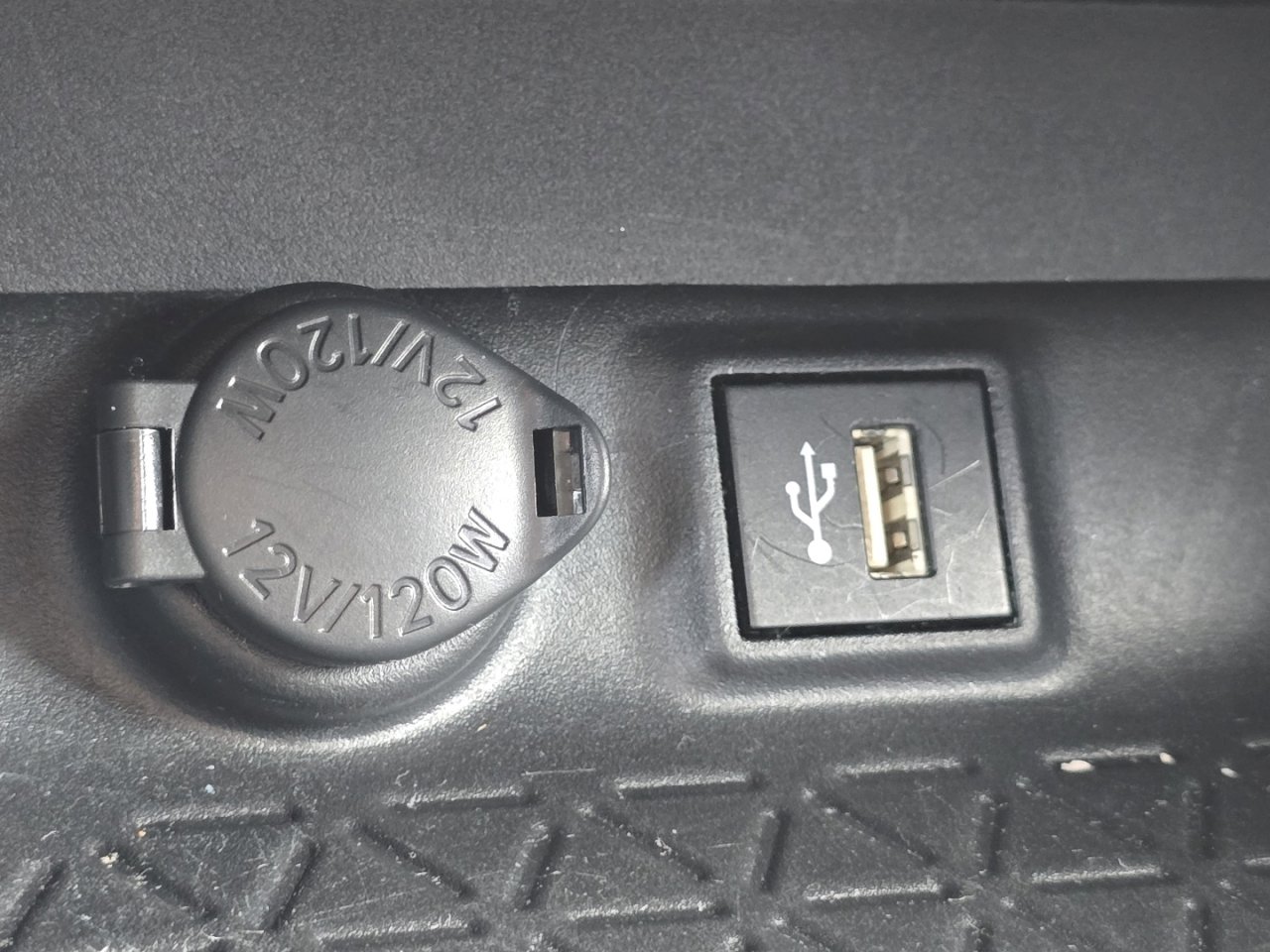 Used 2024 Toyota RAV4 LE AWD/4WD image 27
