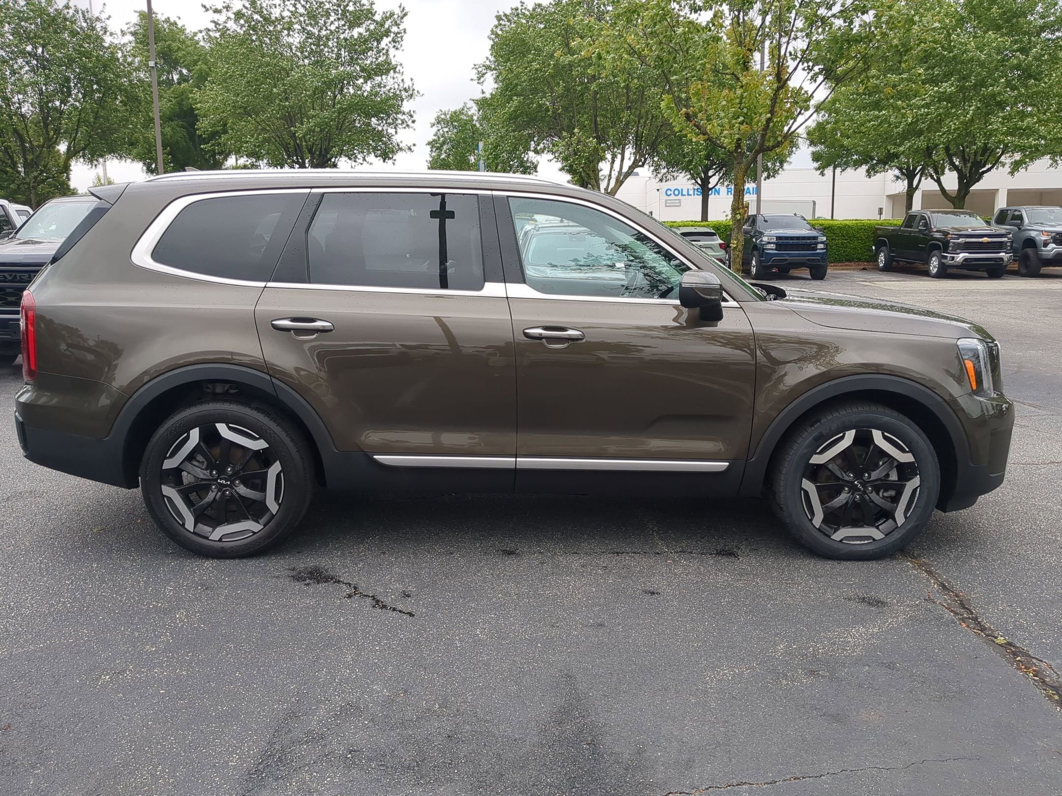 Used 2025 Kia Telluride S FWD image 11