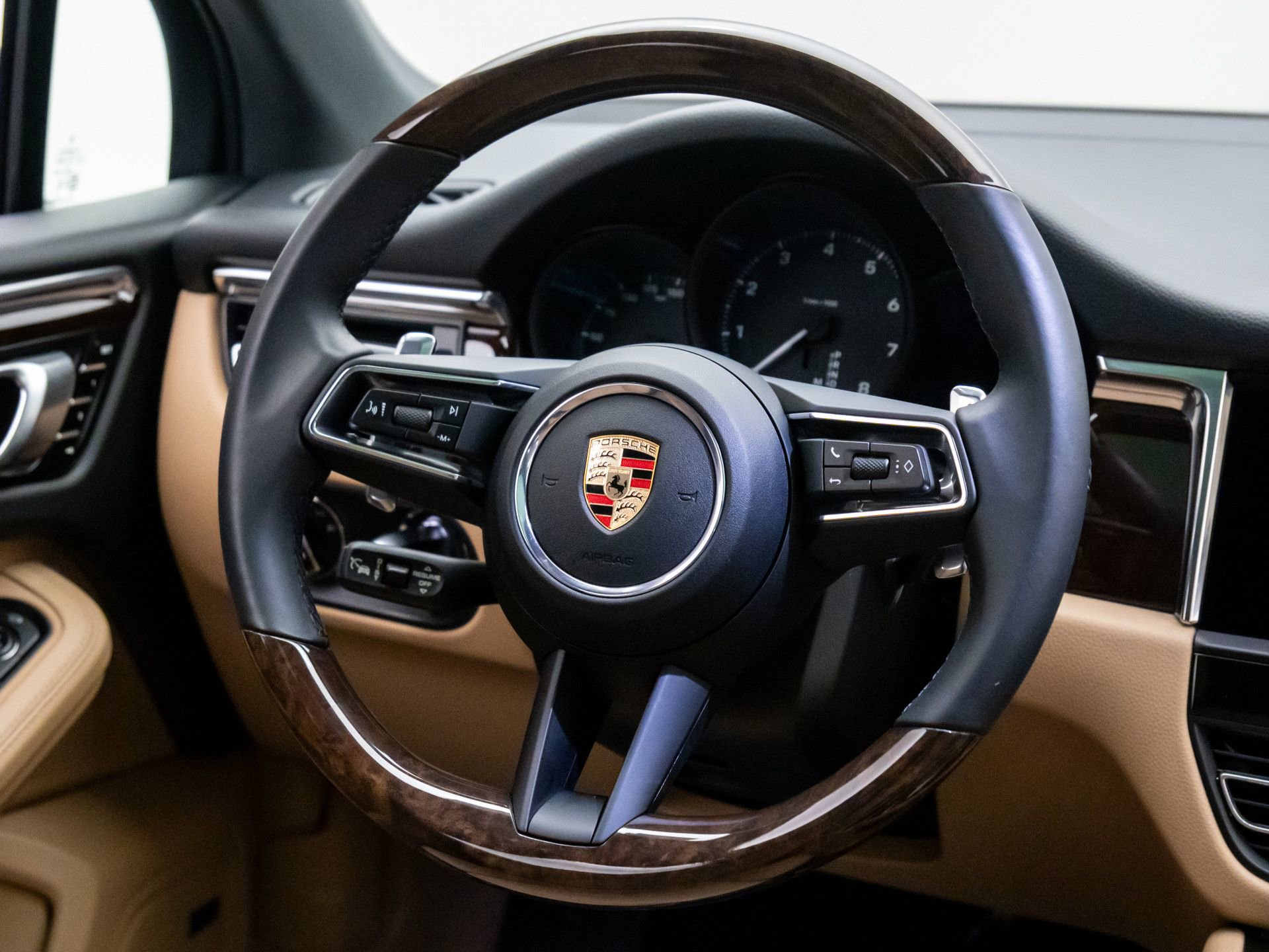 Certified 2025 Porsche Macan image 12