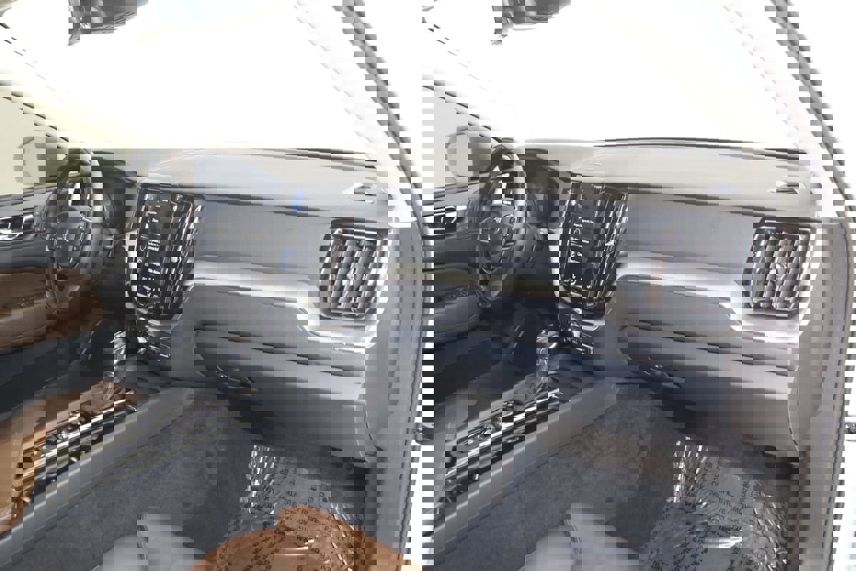 Used 2019 Volvo XC60 T5 Momentum w/ Multimedia Package image 42