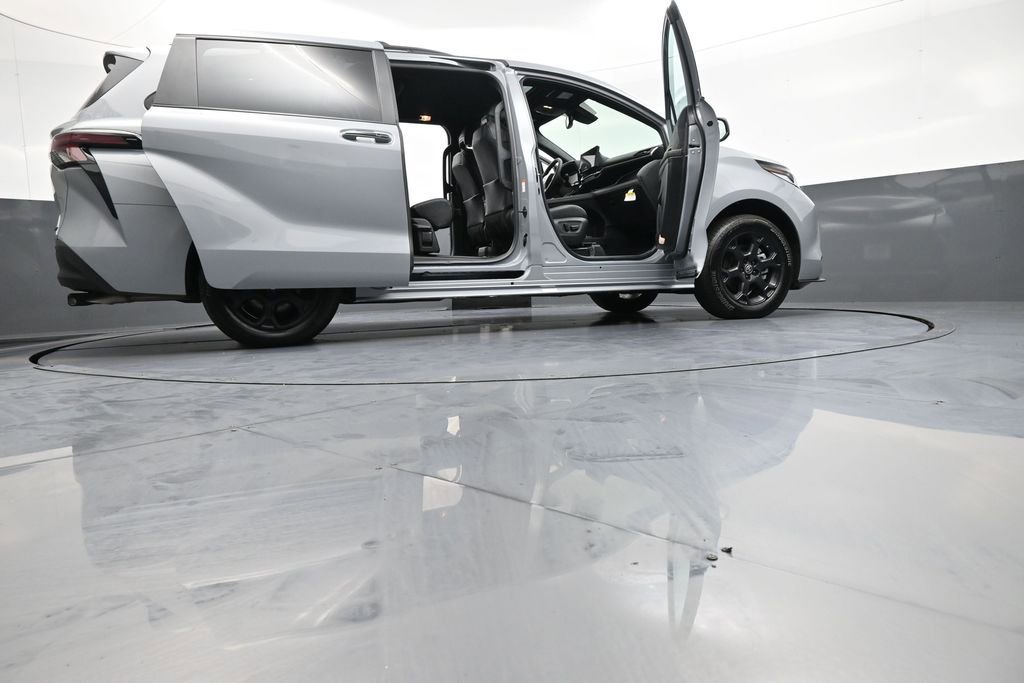 Used 2025 Toyota Sienna XLE Woodland Edition AWD/4WD image 50