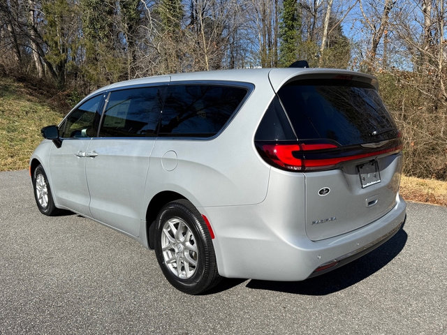 New 2026 Chrysler Pacifica Select image 9