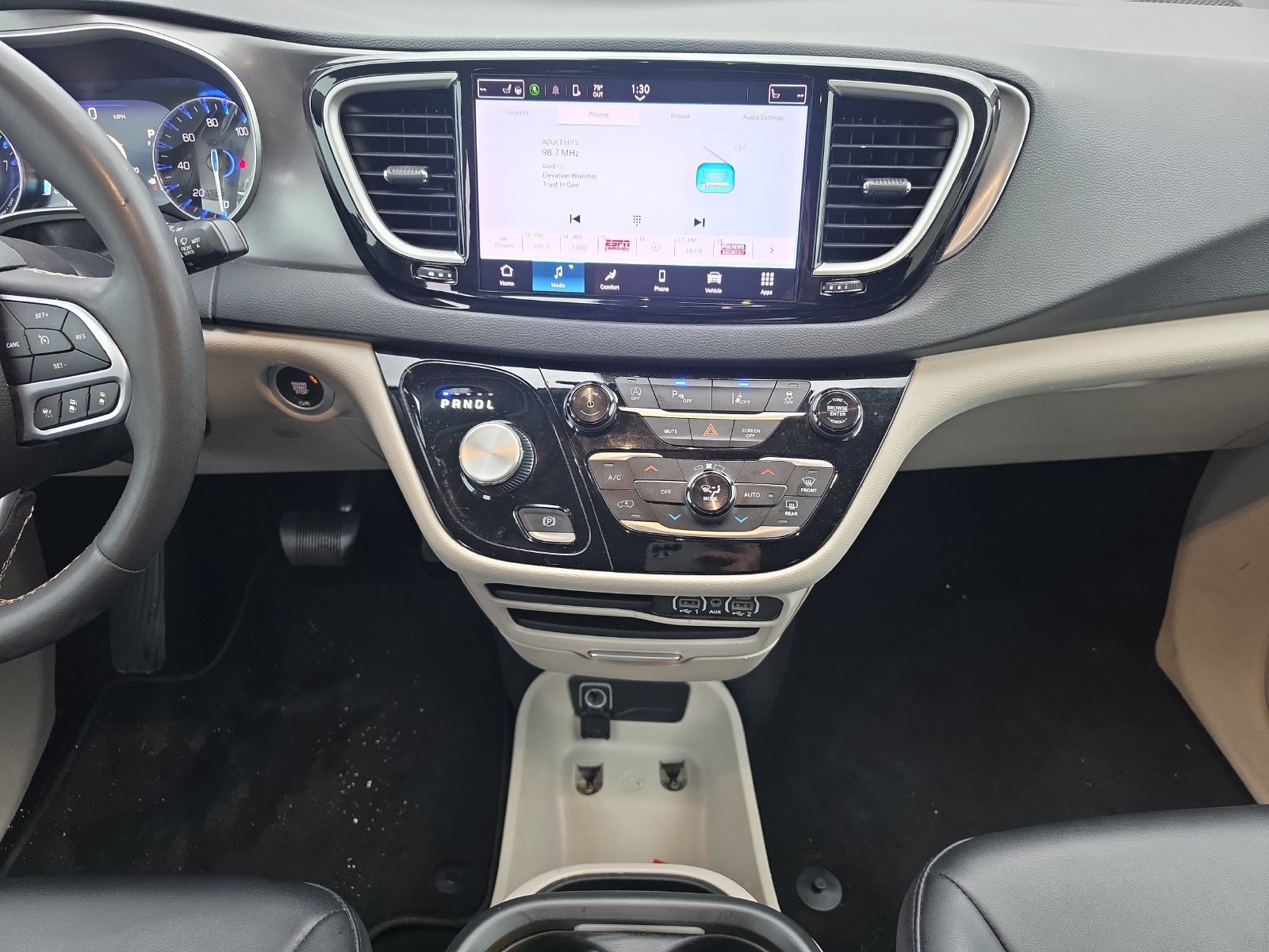 Used 2024 Chrysler Pacifica Touring-L FWD image 11