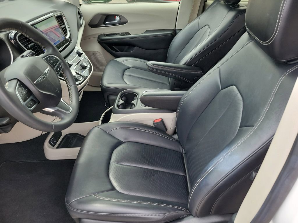 Used 2024 Chrysler Pacifica Touring-L FWD image 19