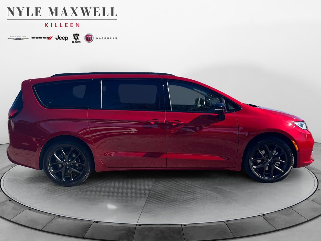 New 2026 Chrysler Pacifica Limited image 17