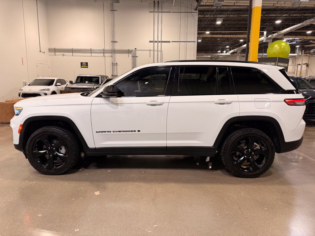 Used 2024 Jeep Grand Cherokee Limited w/ Black Appearance Package AWD/4WD image 8