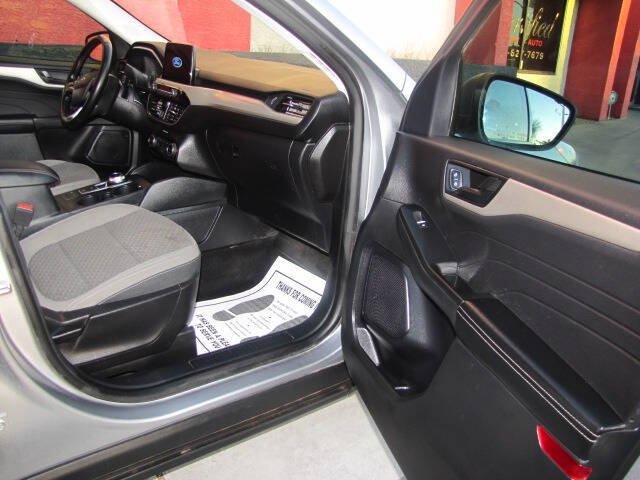 Used 2022 Ford Escape SE w/ Convenience Package FWD image 11