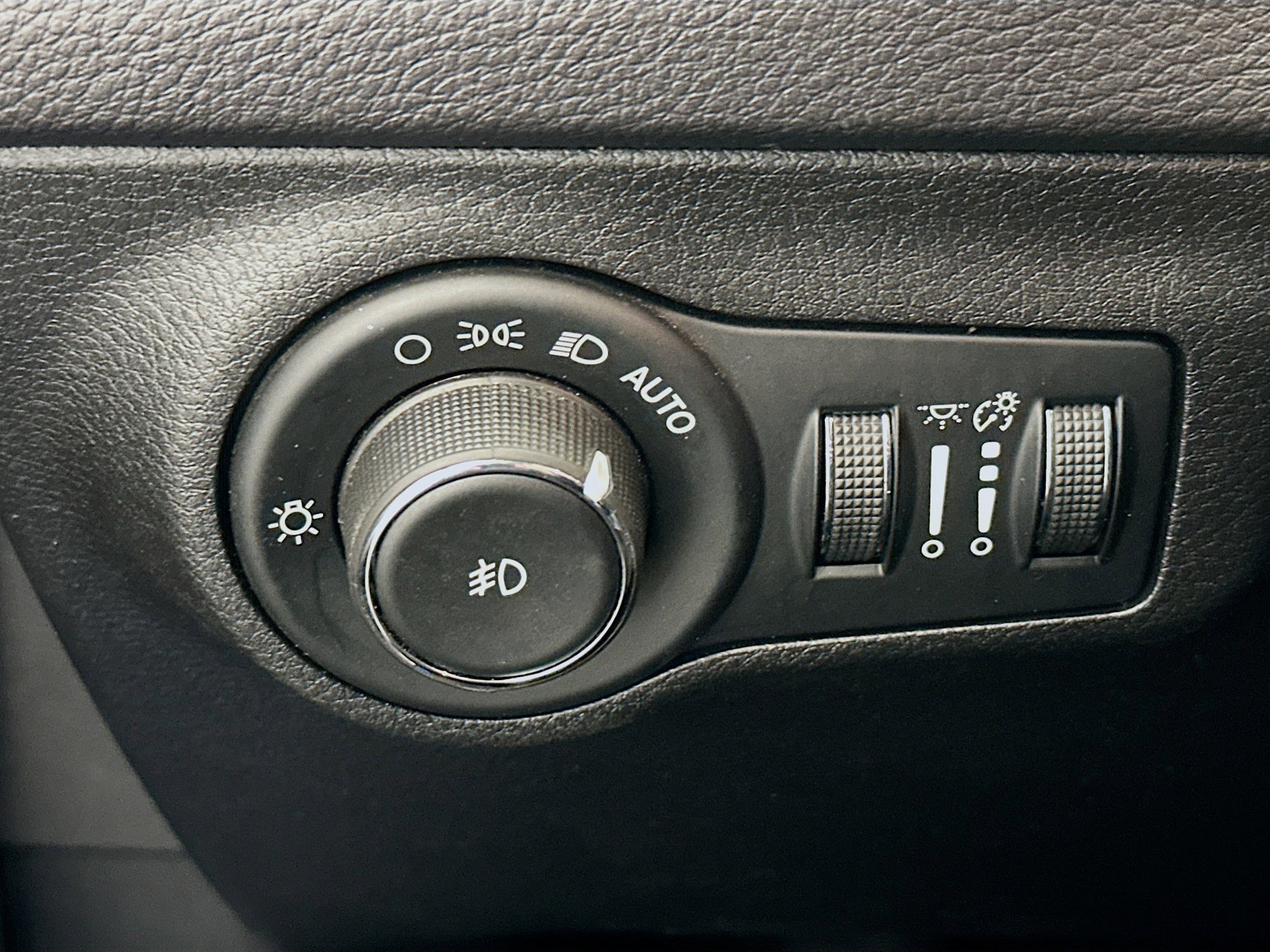 Used 2018 Jeep Compass Limited w/ Navigation Group AWD/4WD image 17