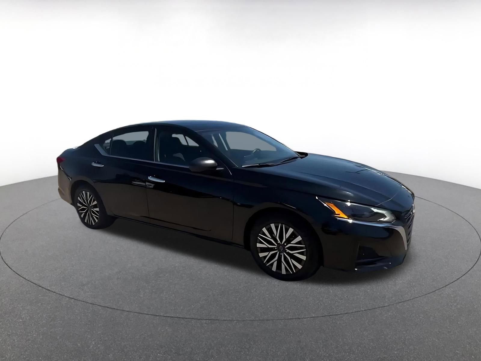 Used 2025 Nissan Altima 2.5 SV FWD image 2