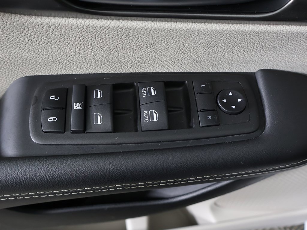 Used 2024 Chrysler Pacifica Touring-L image 36