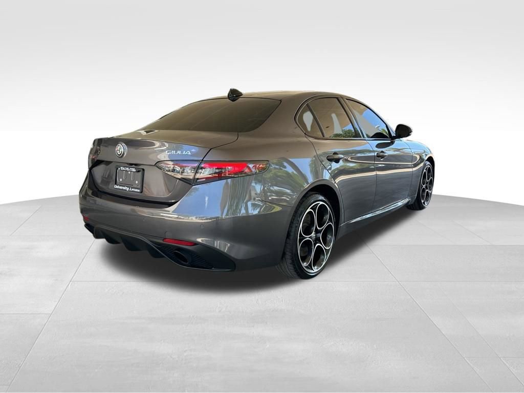 Used 2024 Alfa Romeo Giulia Veloce AWD/4WD image 3