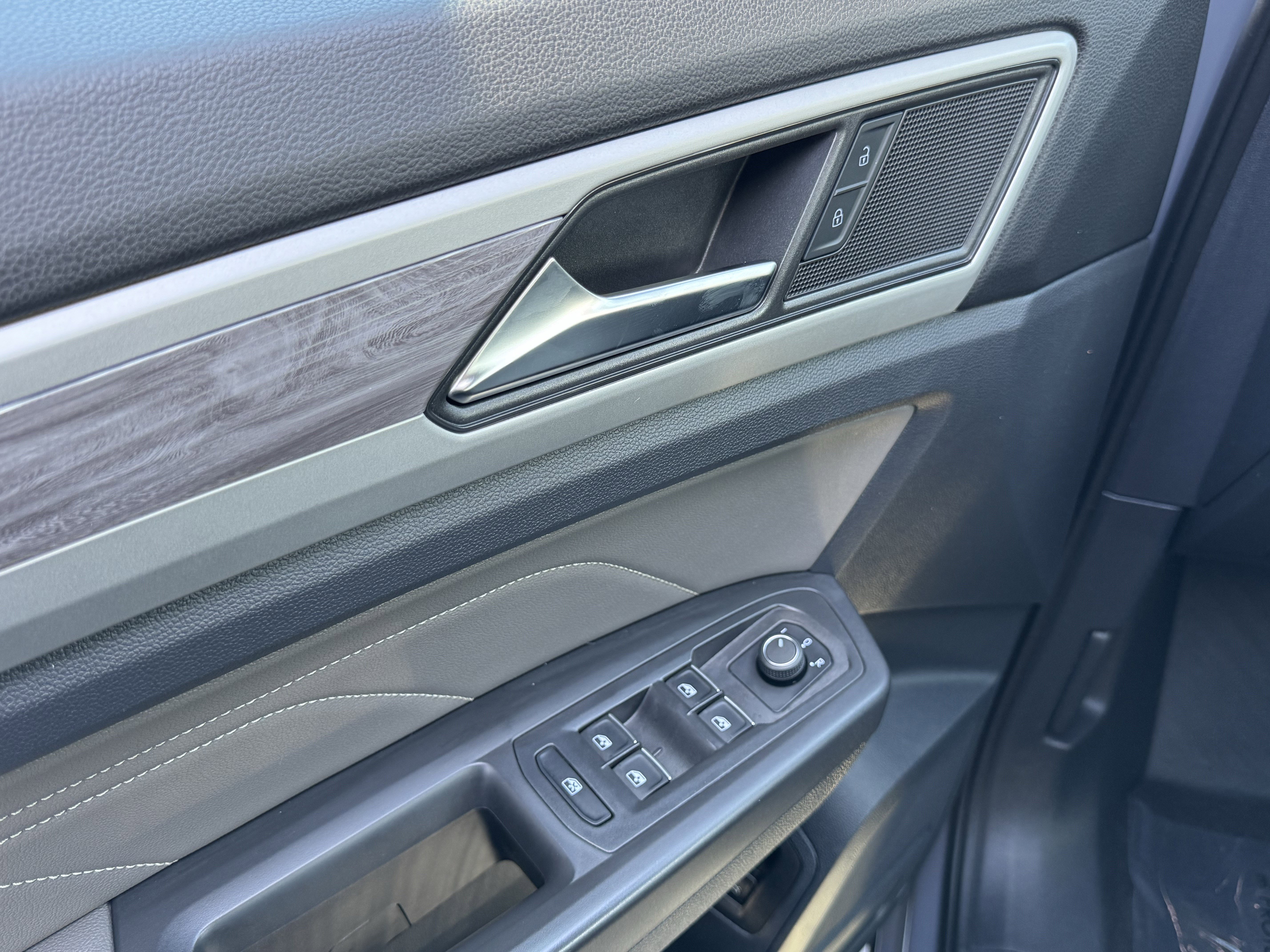 Certified 2022 Volkswagen Atlas Cross Sport SE w/ Panoramic Sunroof Package FWD image 16