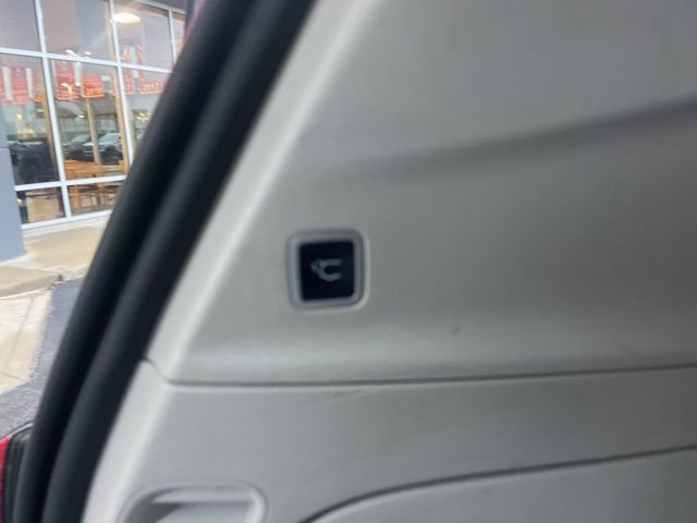 Used 2022 Chrysler Voyager LX image 11