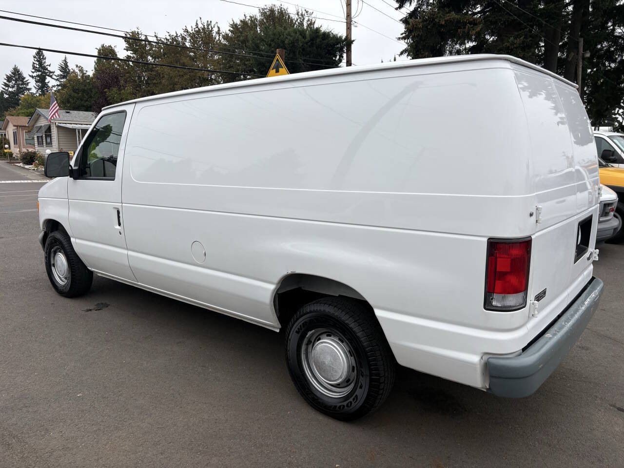 Used 1999 Ford E-150 and Econoline 150 RWD image 5