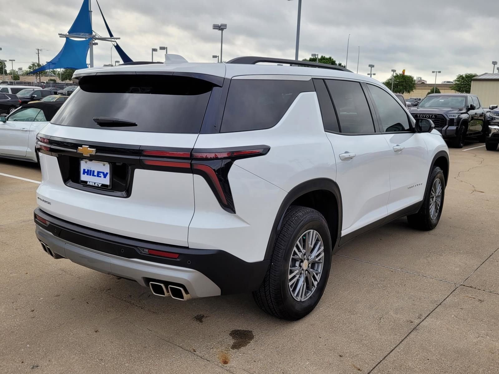 Used 2025 Chevrolet Traverse LT w/ Driver Confidence Package image 4