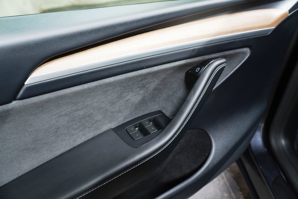 Used 2024 Tesla Model Y Performance image 18