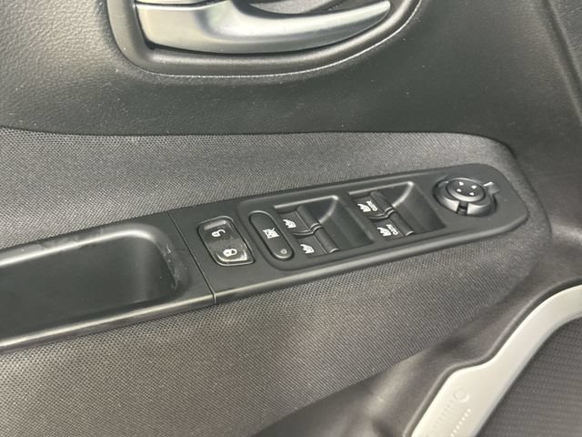 Used 2018 Jeep Renegade Latitude FWD image 22