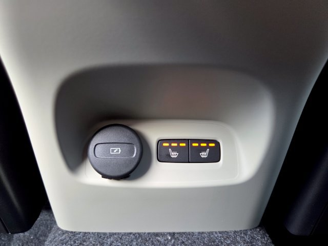 New 2026 Volvo XC40 B5 Plus w/ Protection Package Premier AWD/4WD image 14